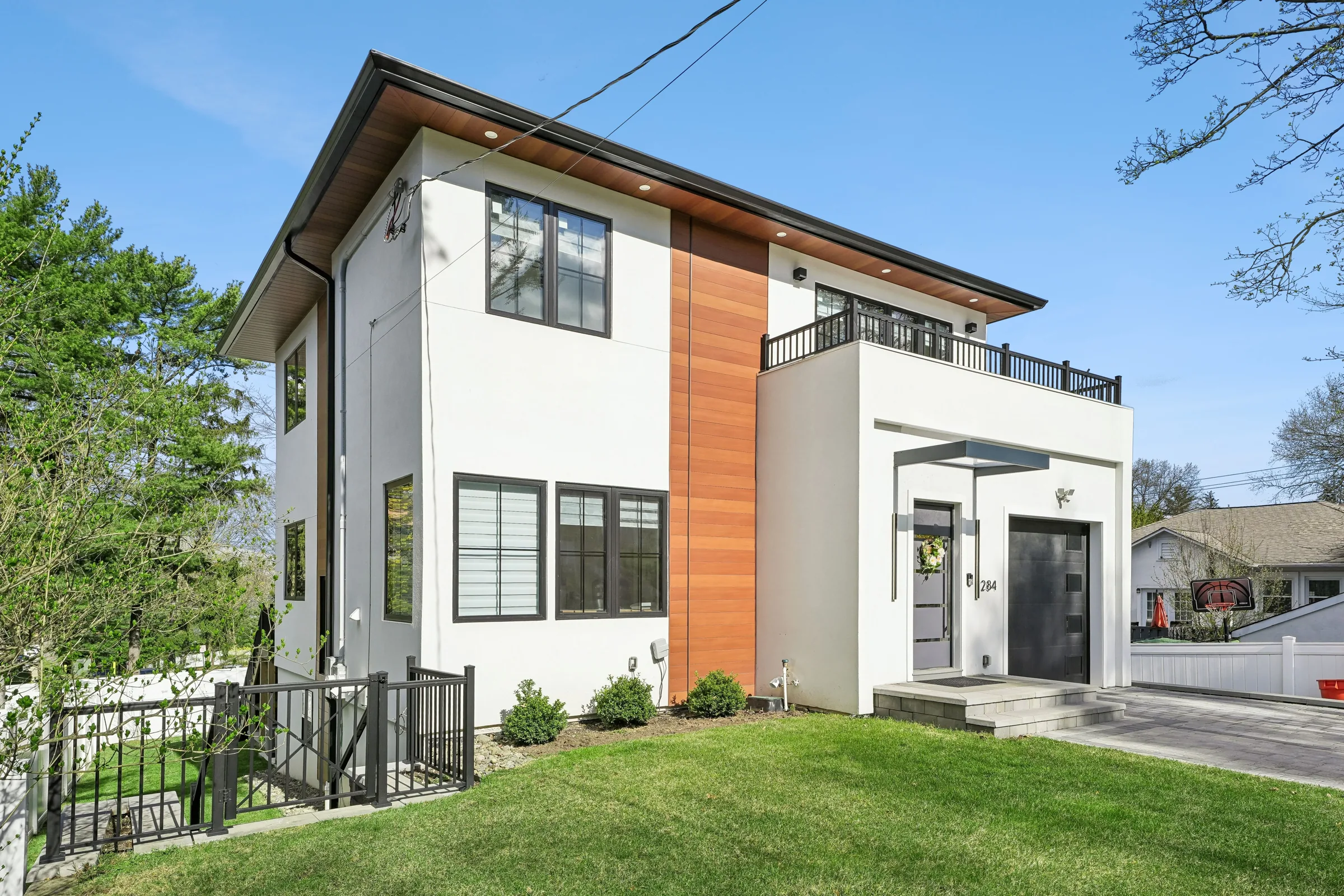 Modern white and timber-clad private residence in Leonia, NJ